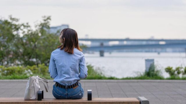 空を見ている女性の画像