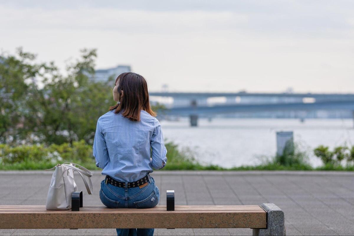 空を見ている女性の画像